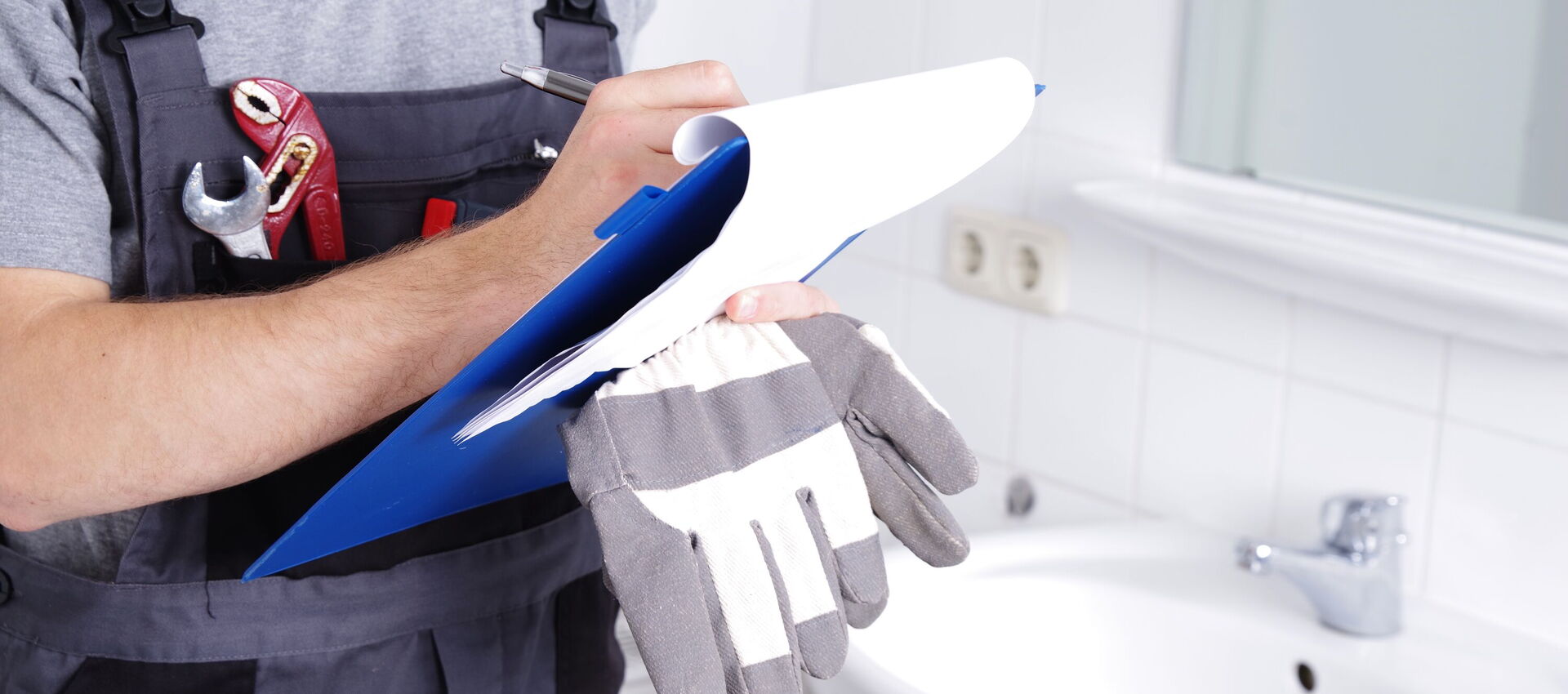 ein Hausmeister bei seiner täglichen Arbeit