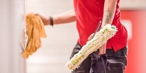 Glasreinigung bei der Fenster reinigung