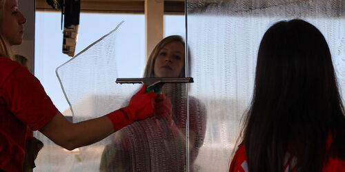 Glasreinigung bei der Fenster reinigung