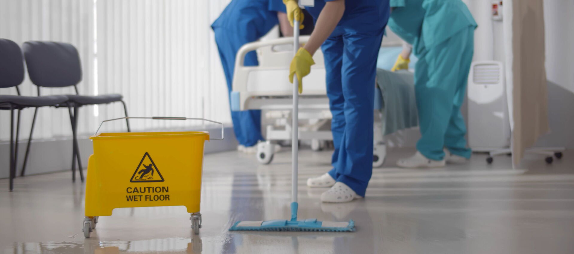 Reinigungsteam reinigt ein Krankenhaus