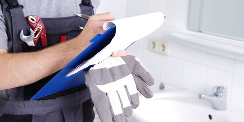 ein Hausmeister bei seiner täglichen Arbeit