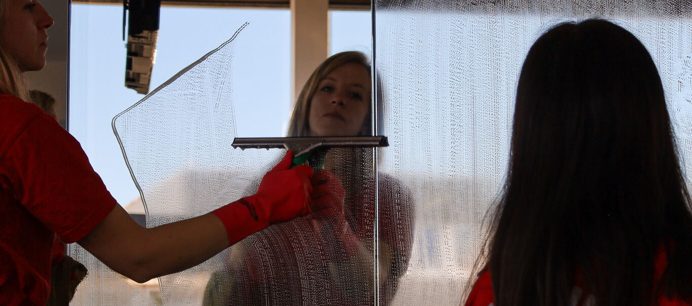 Glasreinigung bei der Fenster reinigung