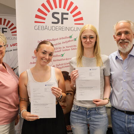 Auszubildende der SF Gebäudereinigung nach bestandener Abschlussprüfung – Team feiert den Erfolg