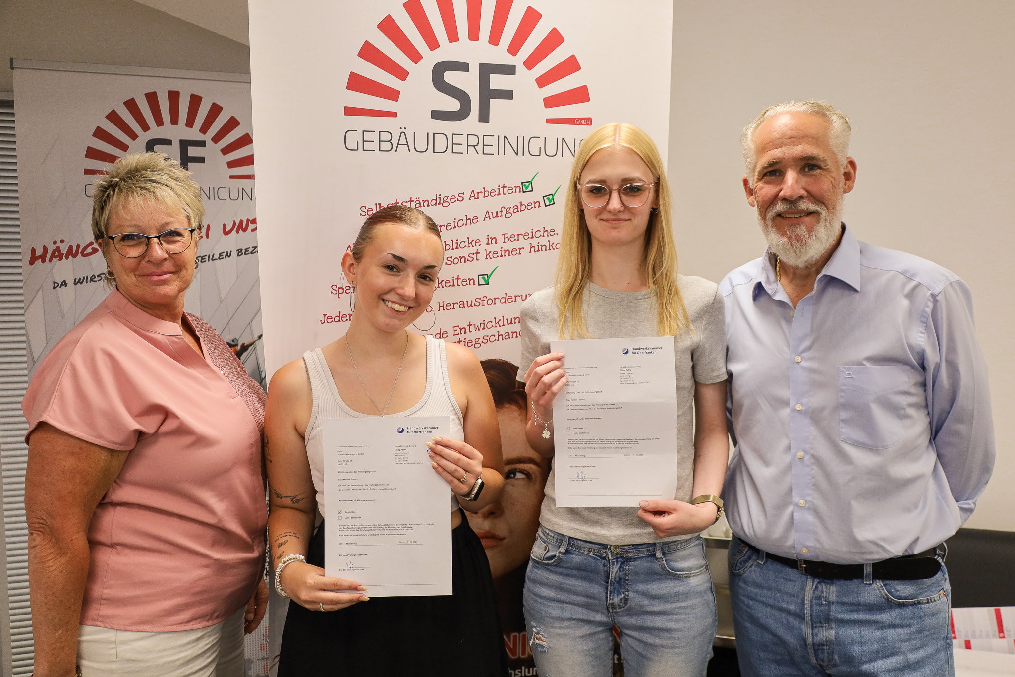 Auszubildende der SF Gebäudereinigung nach bestandener Abschlussprüfung – Team feiert den Erfolg