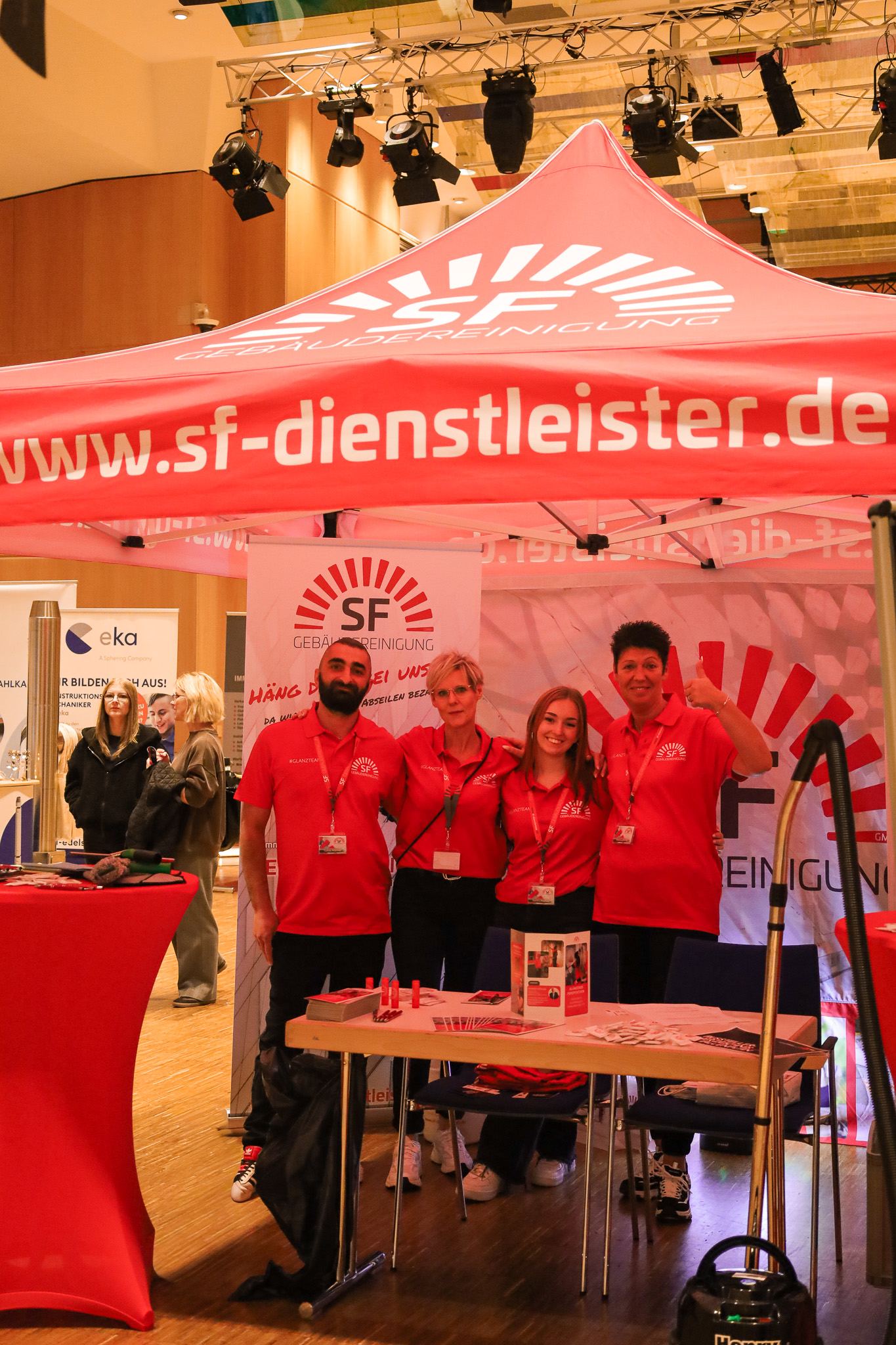 Team der SF Gebäudereinigung auf der Ausbildungsmesse Hof – Infos zu Ausbildung und Karriere